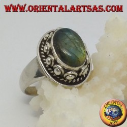 Anillo de plata con labradorita ovalada y conjunto de tachuelas.