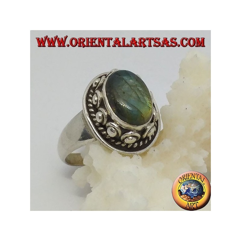 Anello in argento con labradorite ovale ed incastonatura borchiata