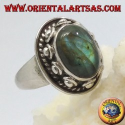 Bague en argent avec labradorite ovale et clou