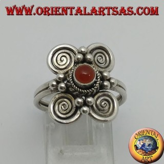 Anello in argento con corniola tonda e 4 spirali intorno