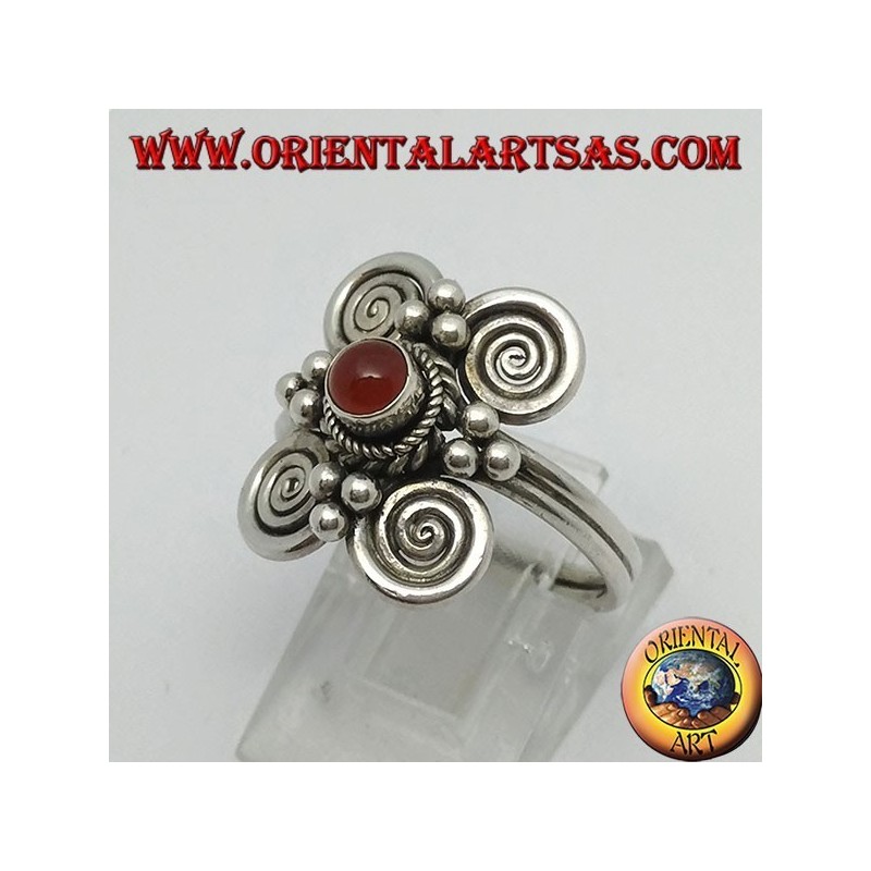 Anillo de plata con cornalina redonda y 4 espirales alrededor.