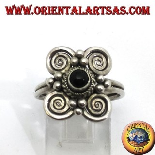 Bague en argent avec onyx rond et 4 spirales autour