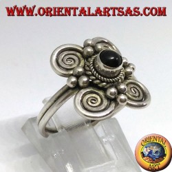 Anillo de plata con ónix redondo y 4 espirales alrededor.