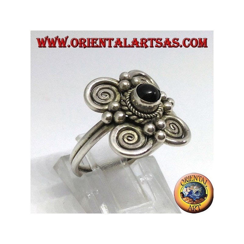 Anillo de plata con ónix redondo y 4 espirales alrededor.