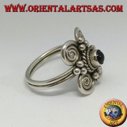 Anillo de plata con ónix redondo y 4 espirales alrededor.