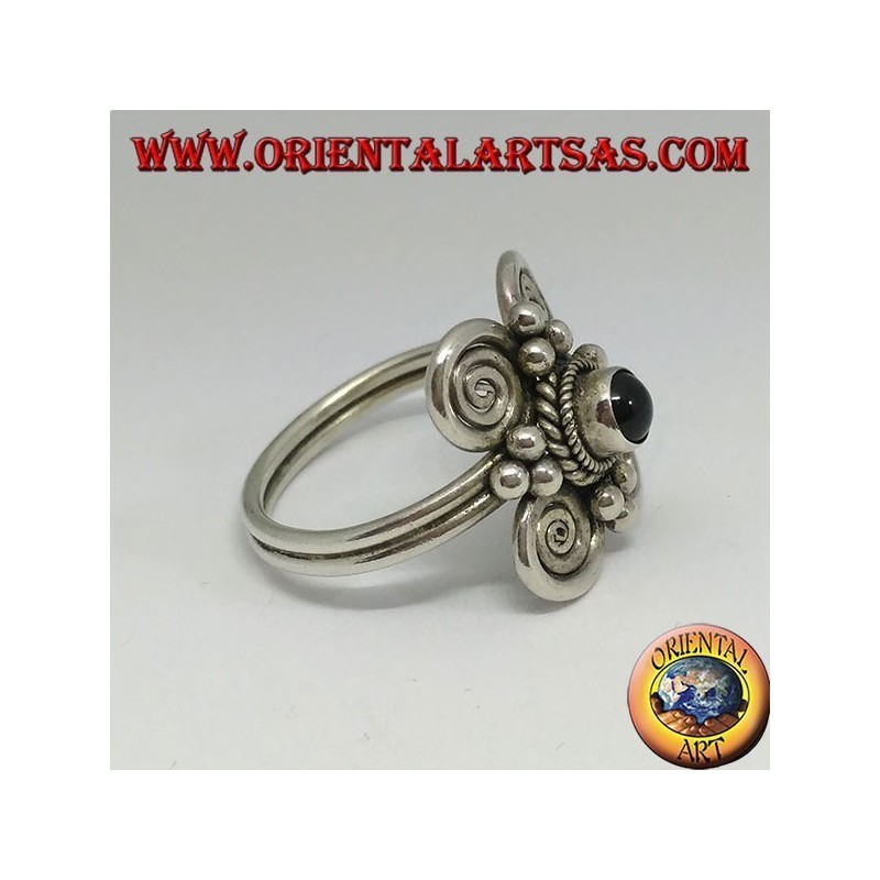 Bague en argent avec onyx rond et 4 spirales autour