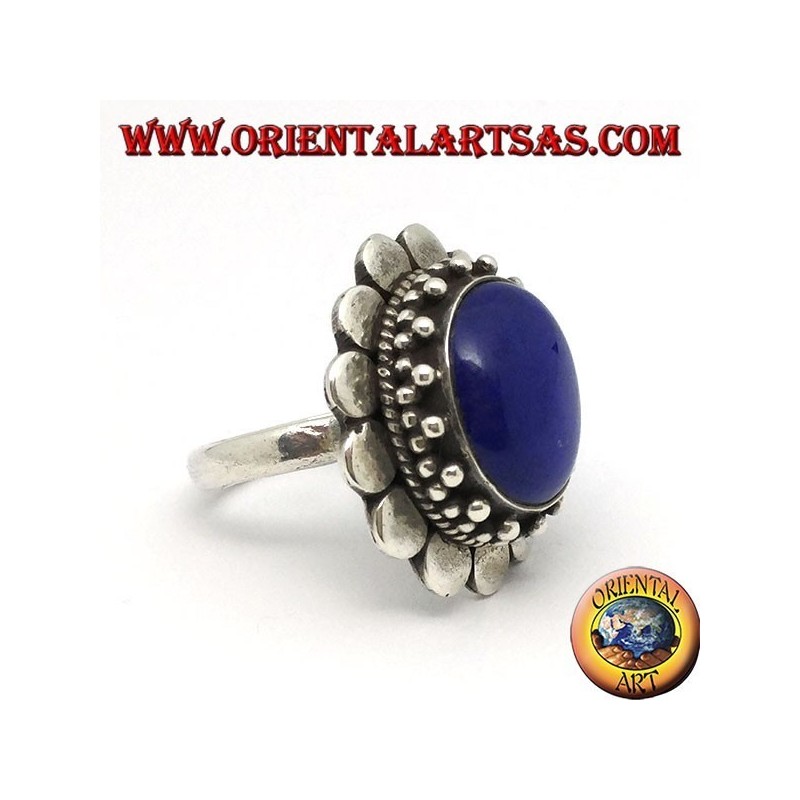Anello in argento con lapislazzulo ovale contornata di piastrine tonde