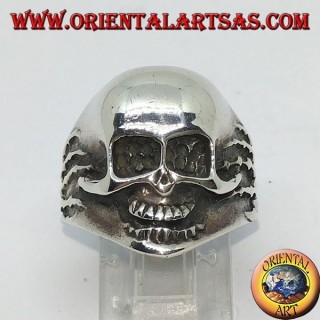 Ring aus silbernem Totenkopf in den Händen