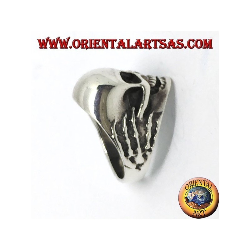 Ring aus silbernem Totenkopf in den Händen