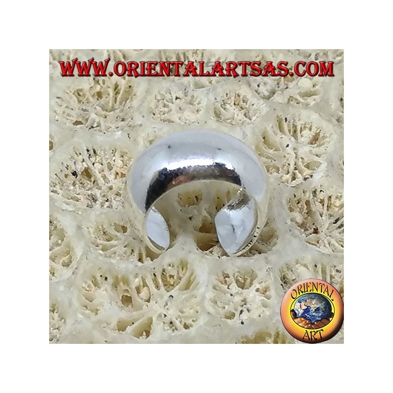 Pendiente Ear Cuff en plata con banda lisa y redondeada.