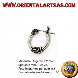 Hoop earring with silver lever clasp, decorated with a central wave