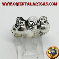 Anillo de plata con tres calaveras que se alternan.