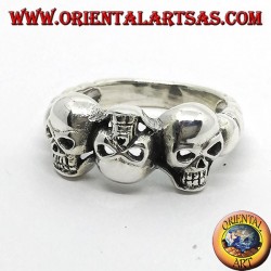 Anillo de plata con tres calaveras que se alternan.