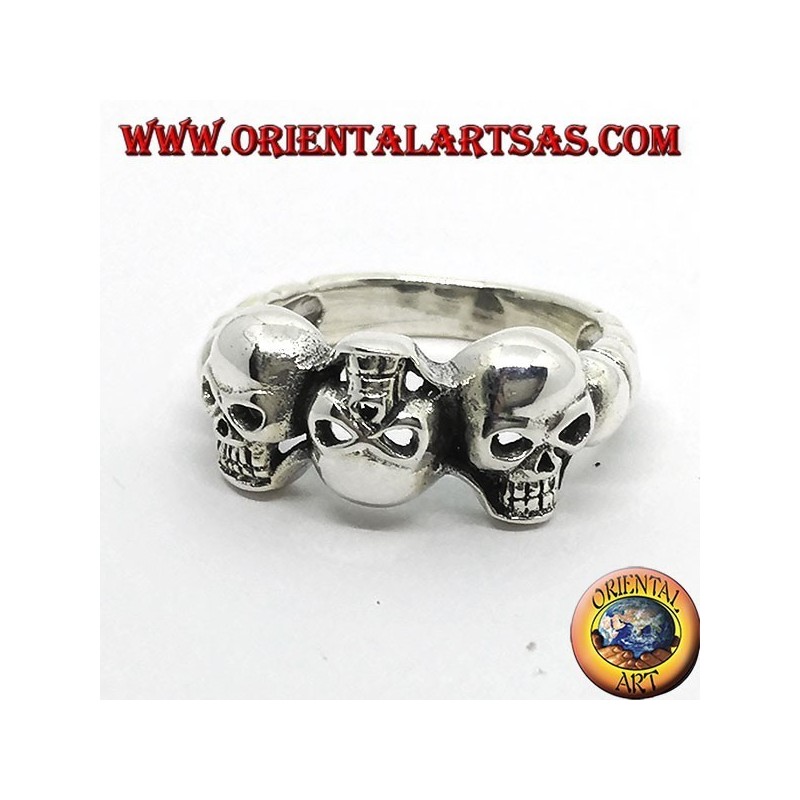 Anello in argento con tre teschi alternati