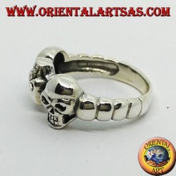 Anillo de plata con tres calaveras que se alternan.