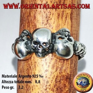 Anillo de plata con tres cráneos alternos y tres cráneos en cada lado.