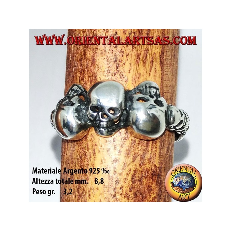 Anillo de plata con tres cráneos alternos y tres cráneos en cada lado.