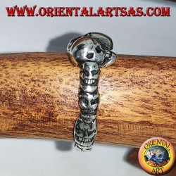 Anillo de plata con tres cráneos alternos y tres cráneos en cada lado.