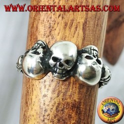 Anillo de plata con tres cráneos alternos y tres cráneos en cada lado.