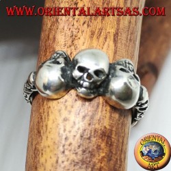 Anillo de plata con tres cráneos alternos y tres cráneos en cada lado.