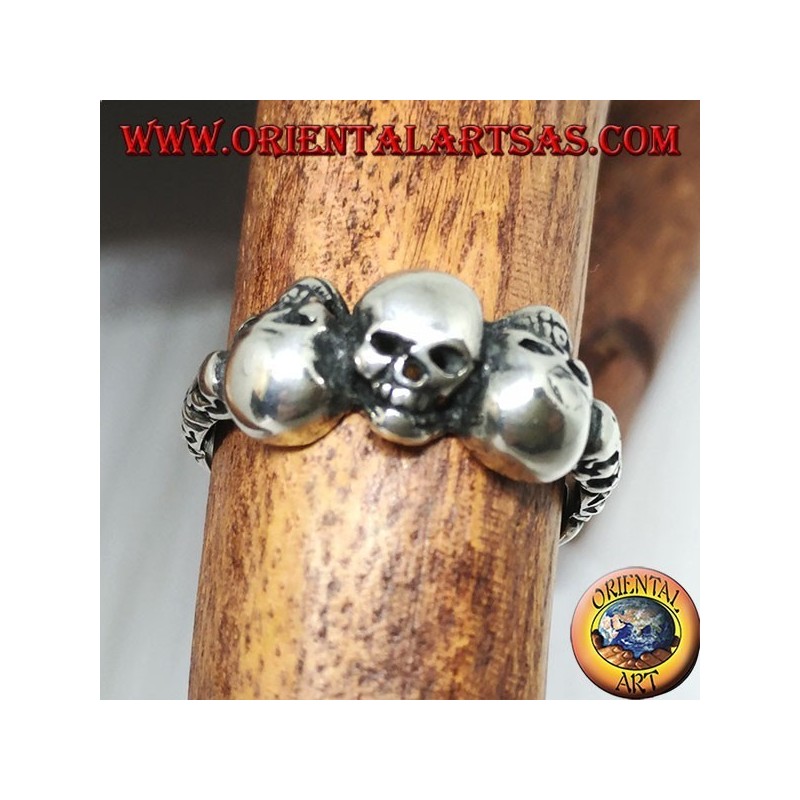Anello in argento con tre teschi alternati e tre teschi su ogni lato