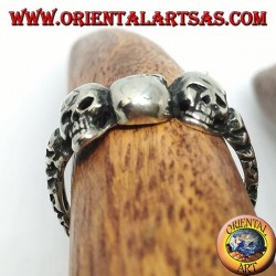 Anillo de plata con tres cráneos alternos y tres cráneos en cada lado.