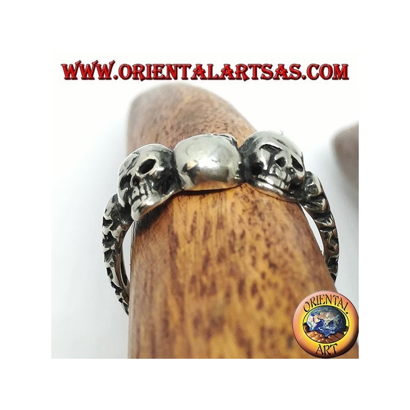 Bague en argent avec trois crânes en alternance et trois crânes de chaque côté