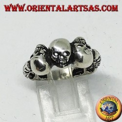Anillo de plata con tres cráneos alternos y tres cráneos en cada lado.