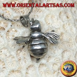 Le pendentif dans la reine des abeilles d'argent bouge la tête et les ailes