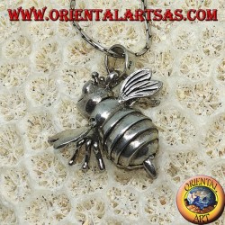 Le pendentif dans la reine des abeilles d'argent bouge la tête et les ailes