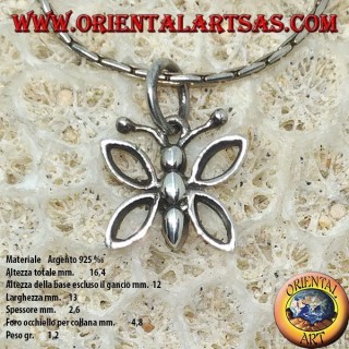 Pequeño colgante de plata de una mariposa.