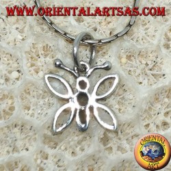 Pequeño colgante de plata de una mariposa.
