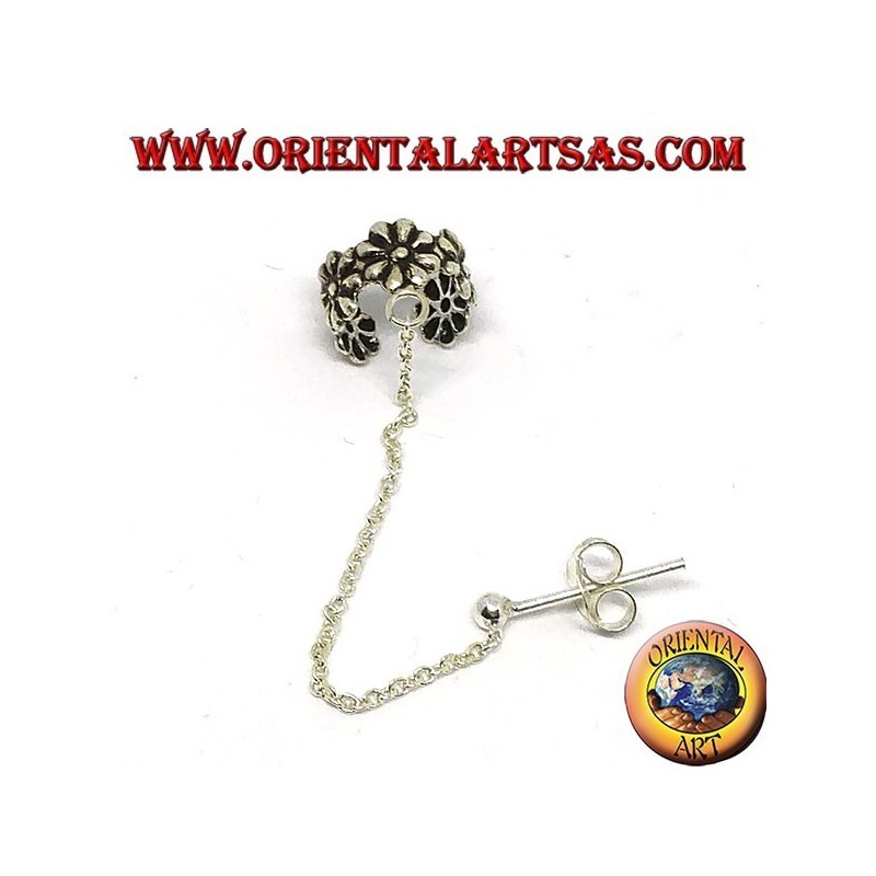 Pendiente Ear Cuff con cadena de plata, florecitas.