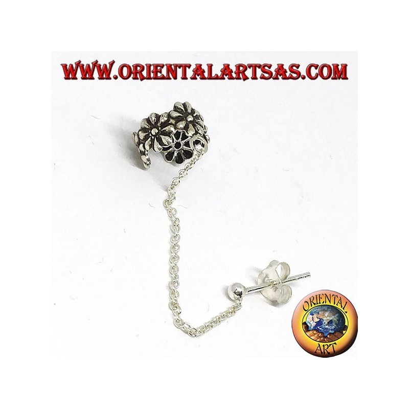 Pendiente Ear Cuff con cadena de plata, florecitas.