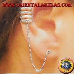 Pendiente Ear Cuff con cadena de plata, con cuatro círculos.