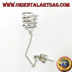 Pendiente Ear Cuff con cadena de plata, con cuatro círculos.