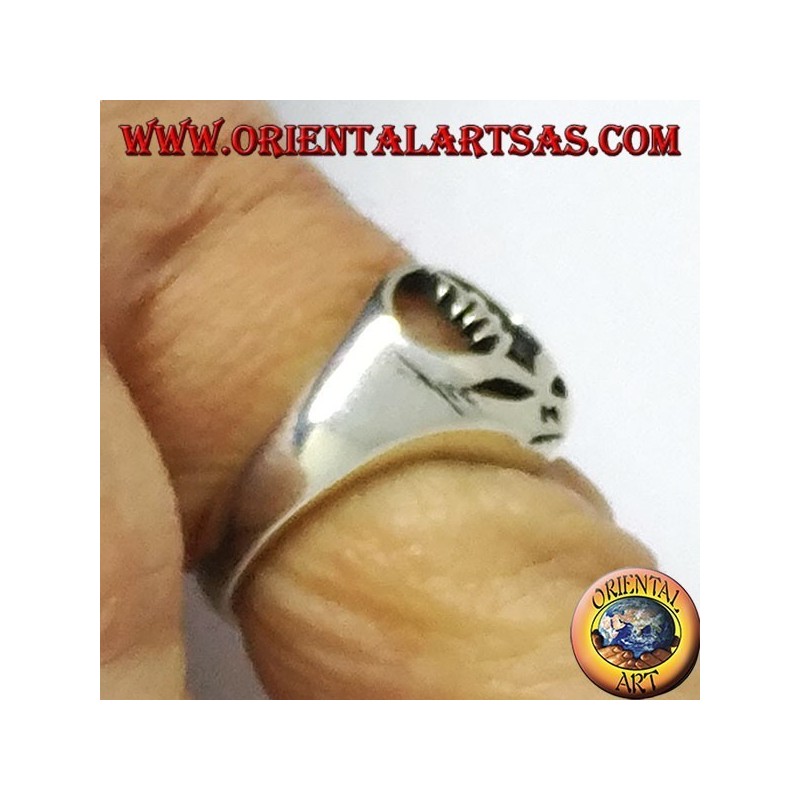 Silver ring, alien skull