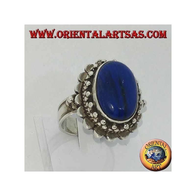 Anillo de plata con lapislázuli ovalado grande rodeado de bolas.