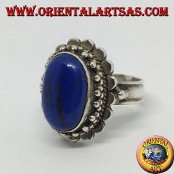 Anillo de plata con lapislázuli ovalado grande rodeado de bolas.