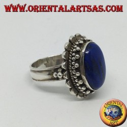 Anillo de plata con lapislázuli ovalado grande rodeado de bolas.