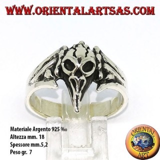 Anillo de plata con calavera de cuervo.