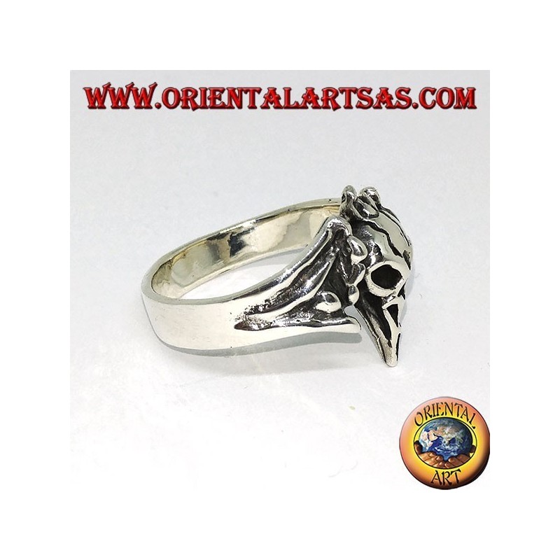 Anillo de plata con calavera de cuervo.