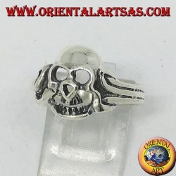 Silver ring of a slimy skull