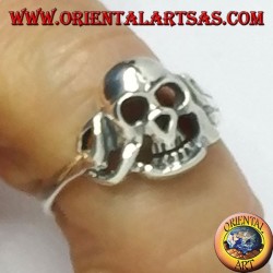 Anillo de plata de una calavera viscosa.