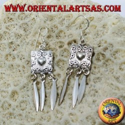 Pendientes de plata, escudo de corazón y colgantes.