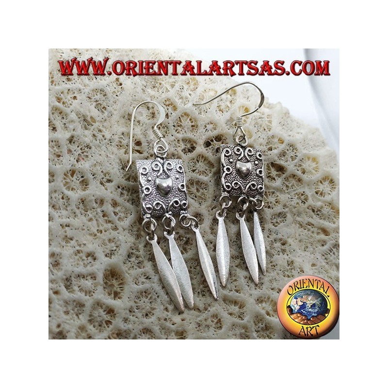 Pendientes de plata, escudo de corazón y colgantes.