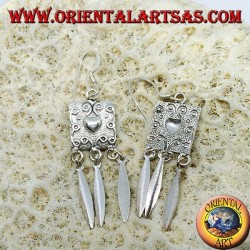 Pendientes de plata, escudo de corazón y colgantes.