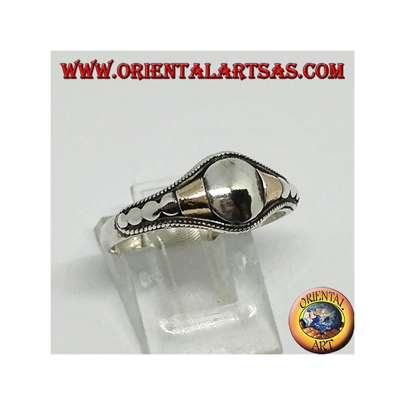 Anillo de plata hecho a mano con 14 inserciones en lámina de oro karati.