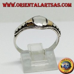 Anillo de plata hecho a mano con 14 inserciones en lámina de oro karati.
