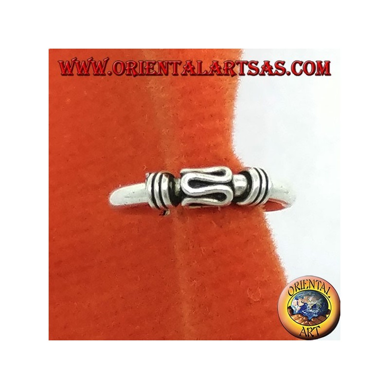 Ohrmanschette in Silber, Ohrring mit einem Kreis, der in der Mitte mit einer Spirale gearbeitet wurde